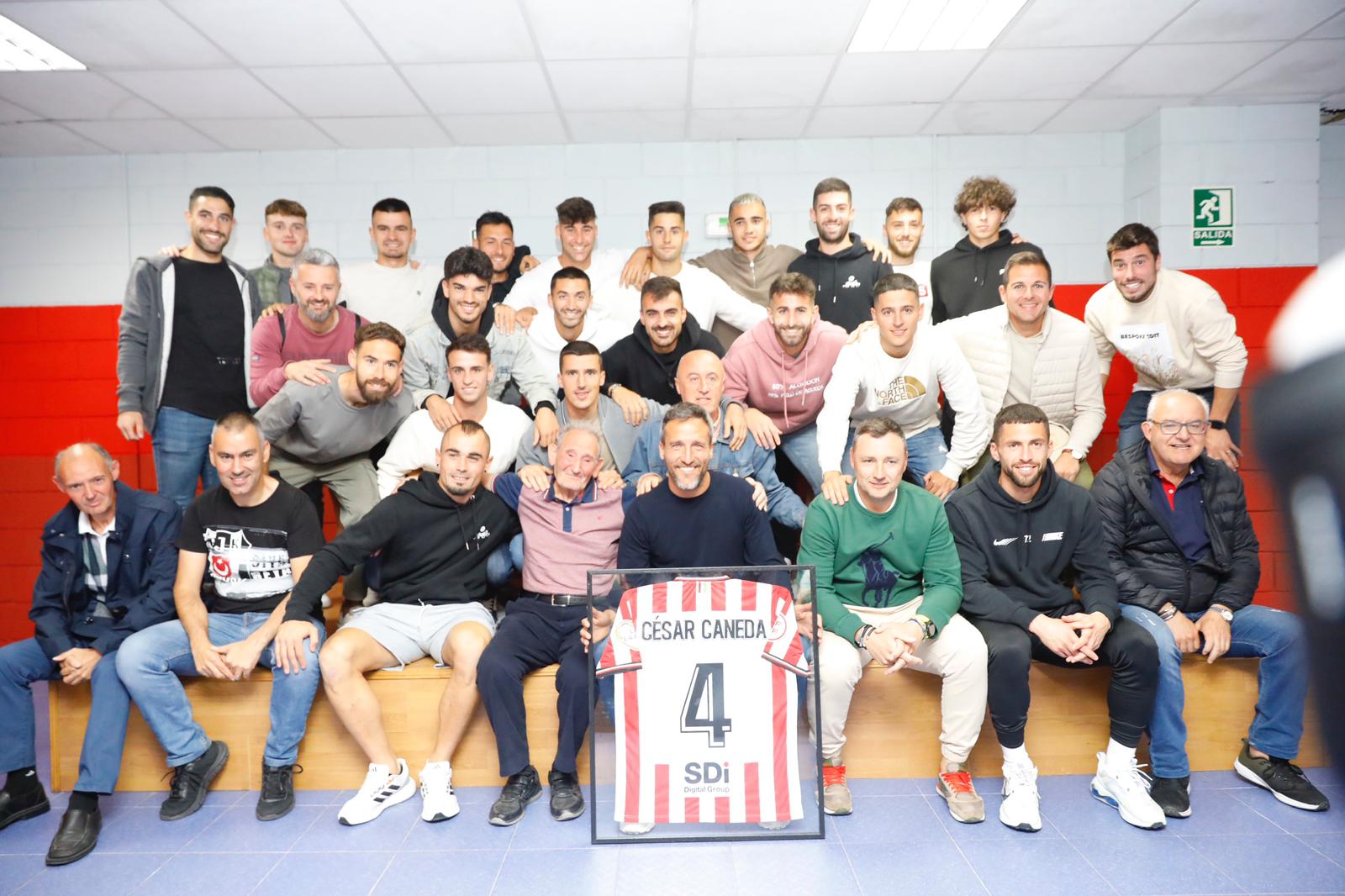 Caneda, riodeado por compañeros y excompañeros, ha recibido una camiseta de la SDL.
