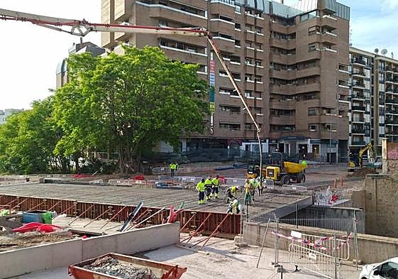 Trabajadores han comenzado a hormigonar el puente de Vara de Rey.