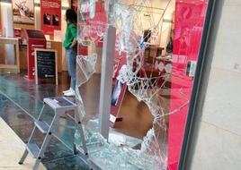 Estado del escaparate reventado durante esta madrugada en el recinto comercial logroñés.