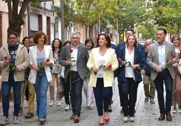 Andreu camina al acto de cierre de campaña junto a los miembros de su candidatura.