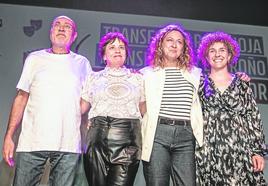 Las candidatas de Podemos-IU Henar Moreno y Amaia Castro, en el centro, sobre el escenario en el que cerraron la campaña.