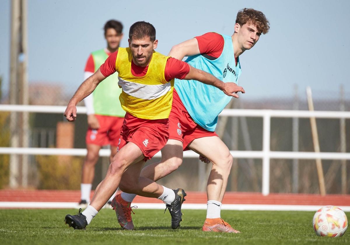 Álex Arias y Ánder Vidorreta durante un entrenamiento.