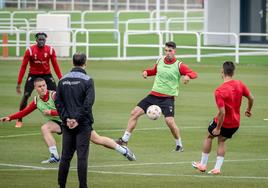 Carlos Ramos intenta controlar el balón en el entrenamiento del miércoles.