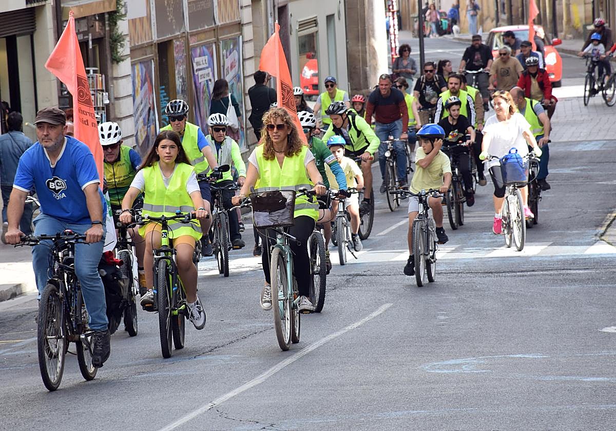 Parte de los ciclistas reunidos esta mañana en Logroño.