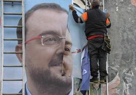 Pegada de carteles electorales en Asturias.