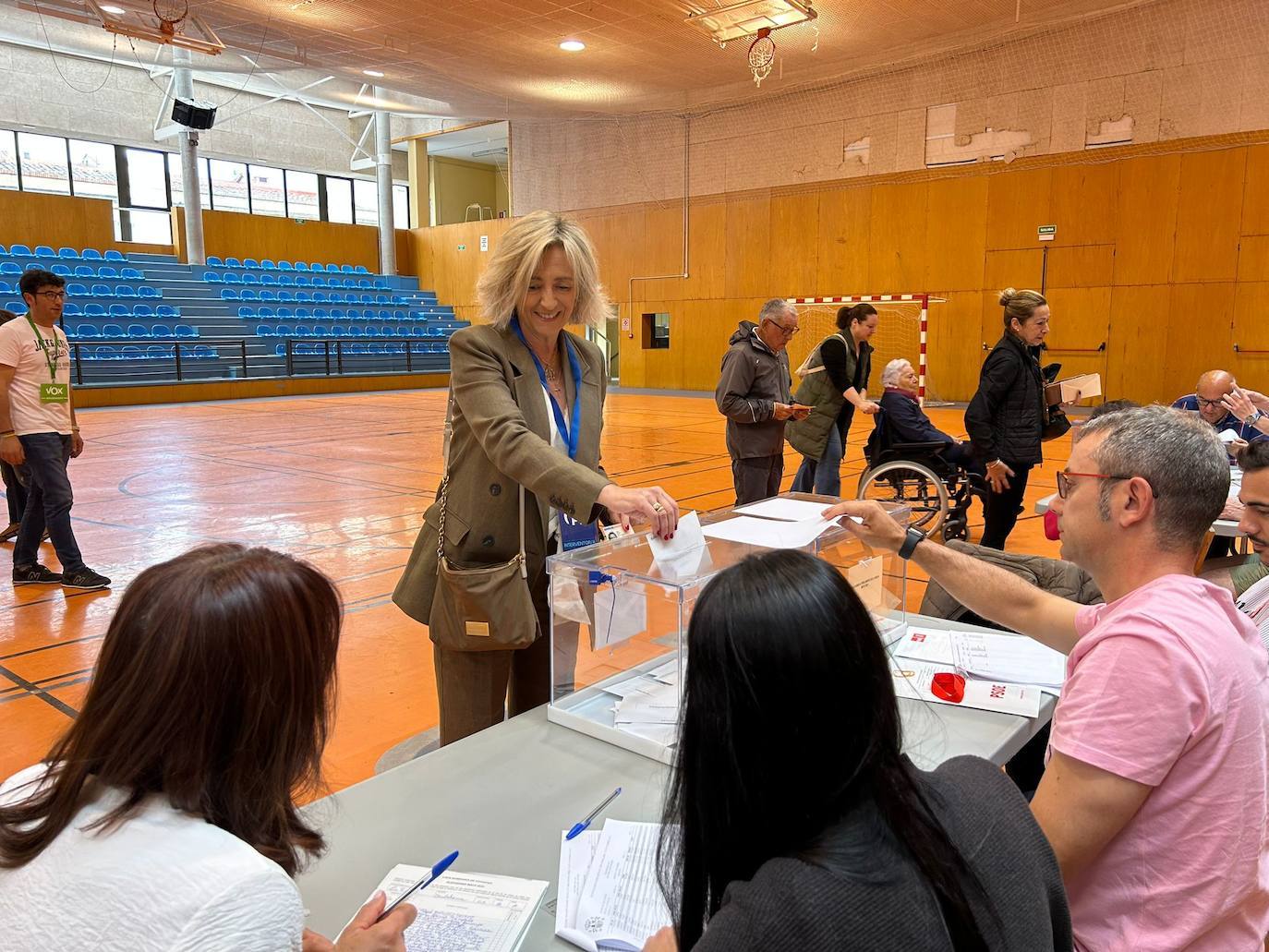 Mónica Arceiz, aspirante del PP a la Acaldía de Calahorra, en el momento de votar.
