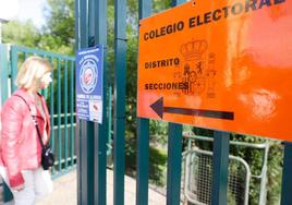 Una votante entra a un colegio electoral de Logroño.