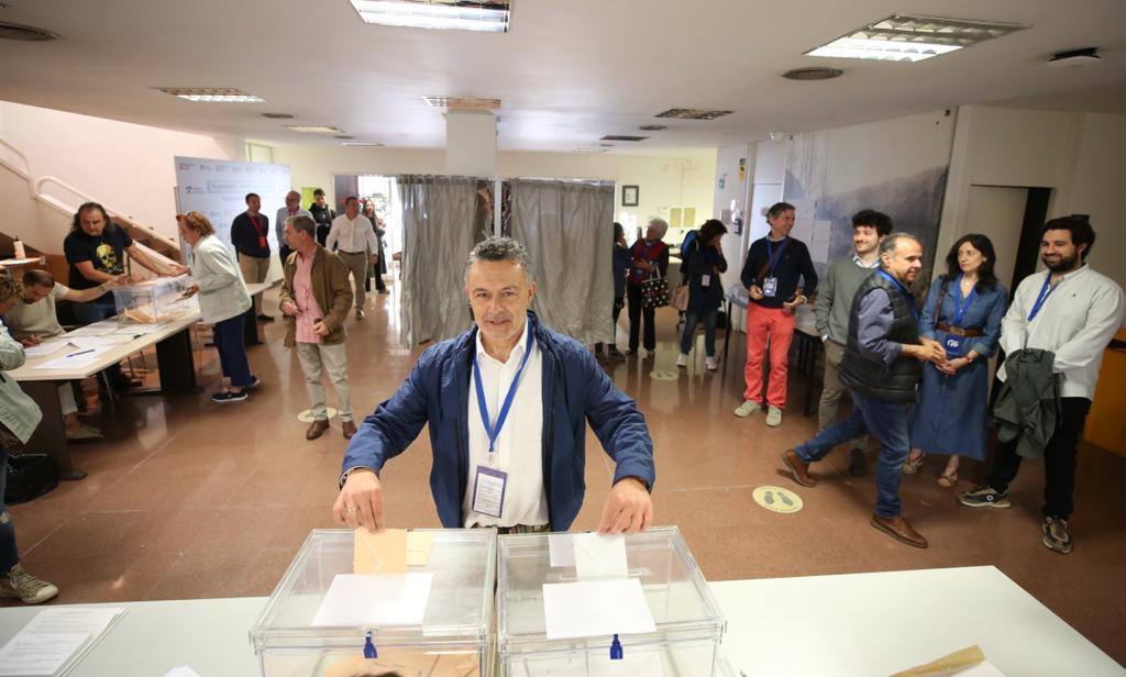 Conrado Escobar, candidato del PP al Alcaldía de Logroño, mete las papeletas en las urnas.