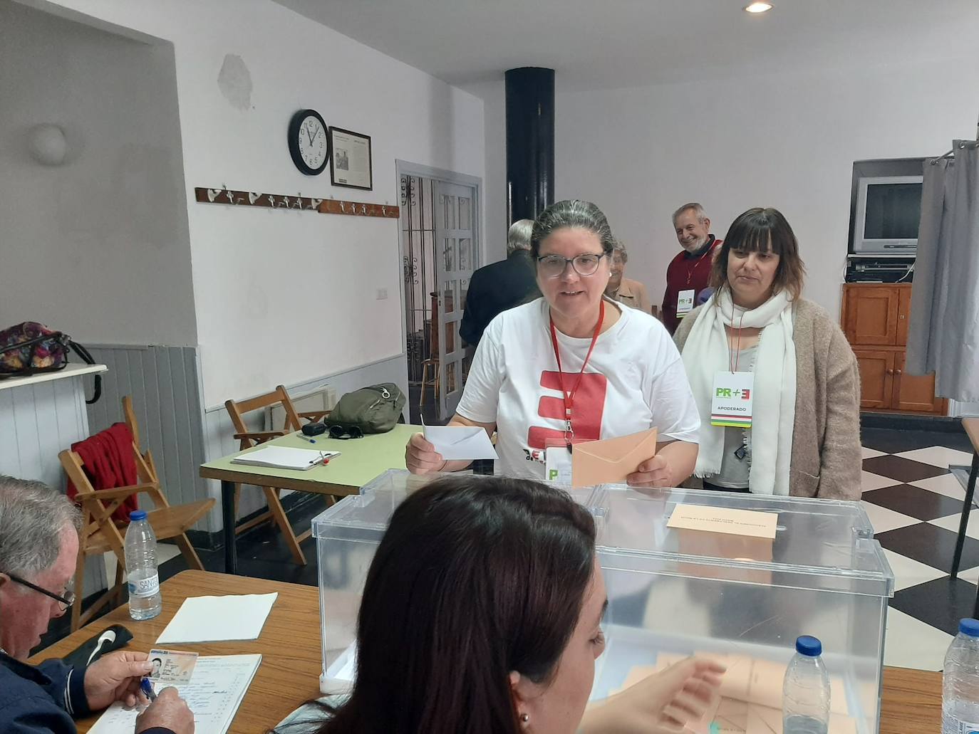 Inmaculada Sáenz, cabeza de lista del PR+ España Vaciada en las autonómicas, ha votado en Nieva de Cameros, de donde es alcaldesa, acompañada de la diputada de Soria Ya!, Vanessa García