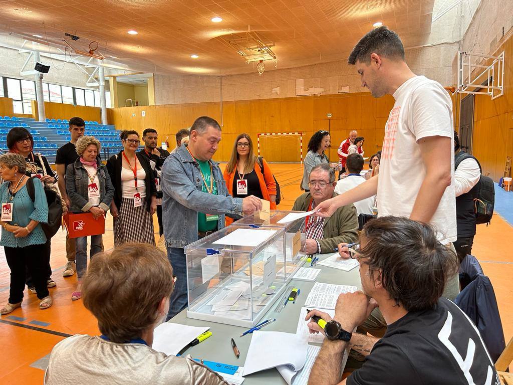 Óscar Moreno (IU) ha sido el primero de los candidatos en votar en Calahorra.