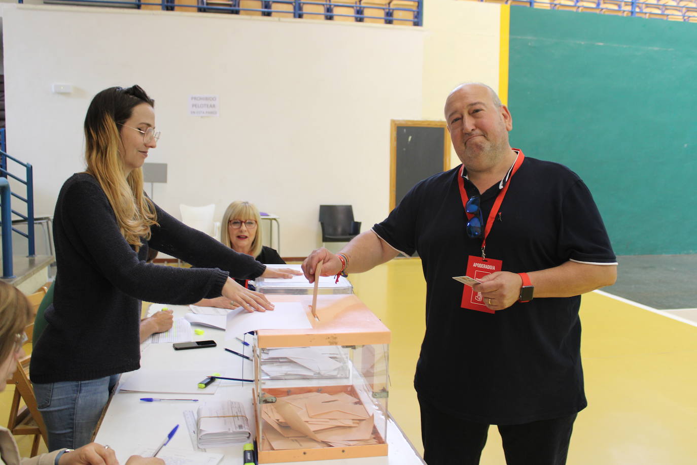 Fernando Sáenz, cabeza de lista del PSOE en Nájera, en el momento de votar a las autonómicas.
