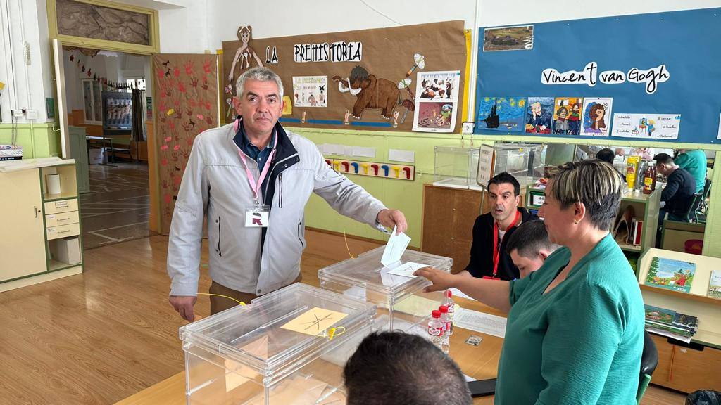El candidato de Por La Rioja a la Alcaldía de Haro, Luis Salazar, ha votado en el colegio San Felices.
