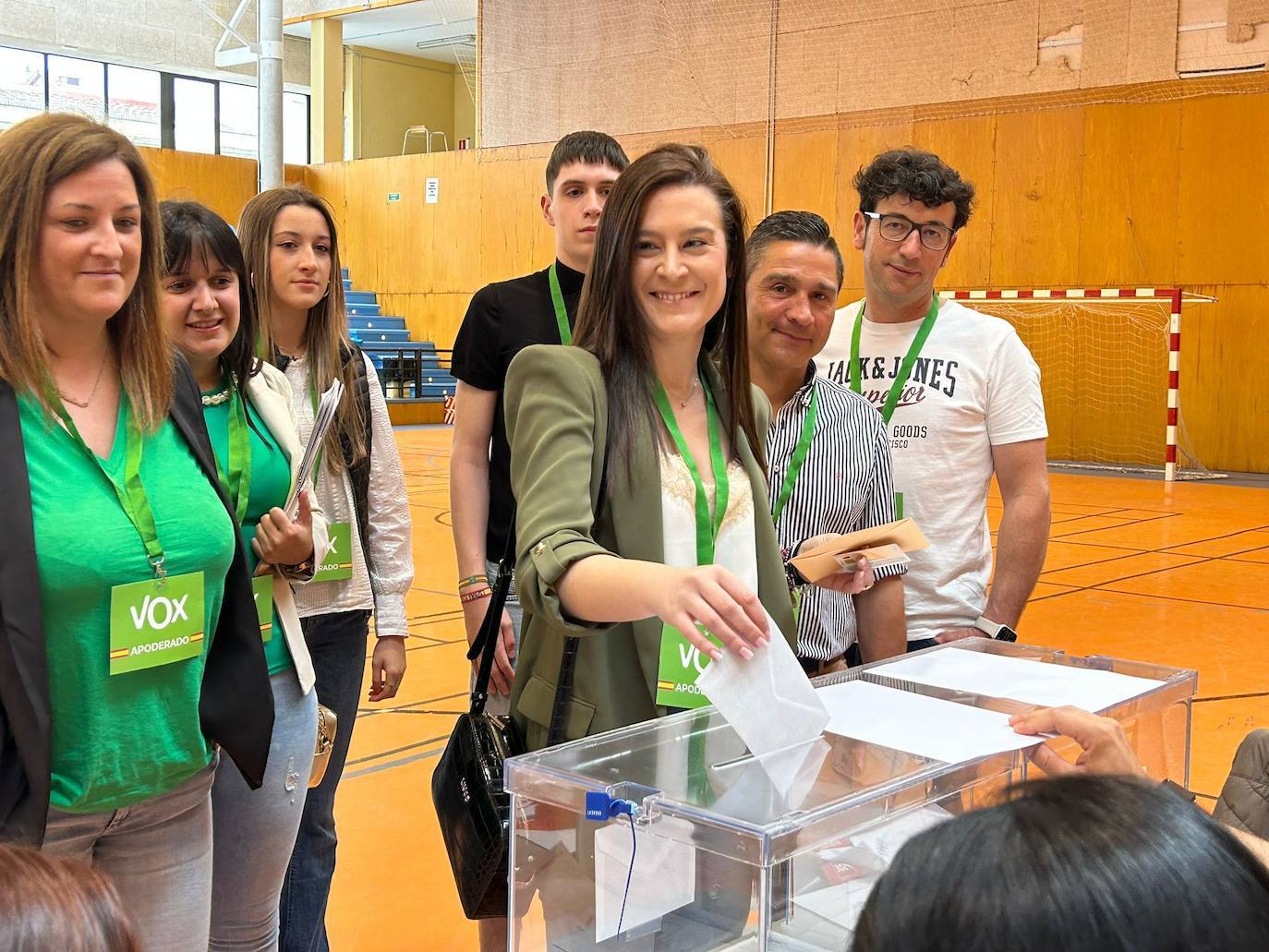 Maite Arnedo (Vox), candidata a la Alcadía de Calahorra, ha votado en el mismo colegio, el pabellón Europa, que la popular Mónica Arceiz