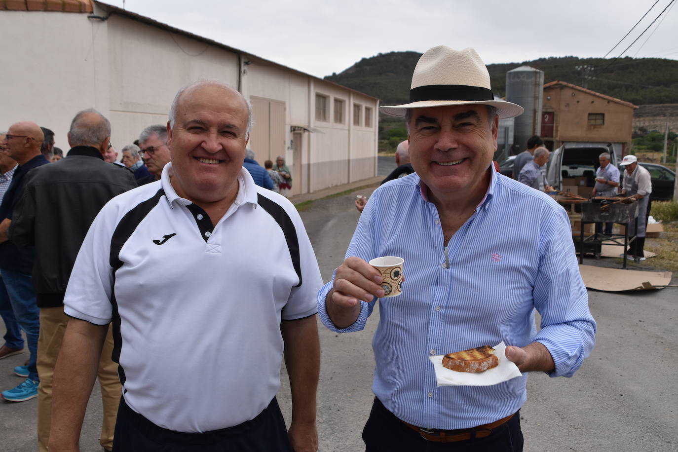 Reparto de tostadas por San Isidro, en Igea
