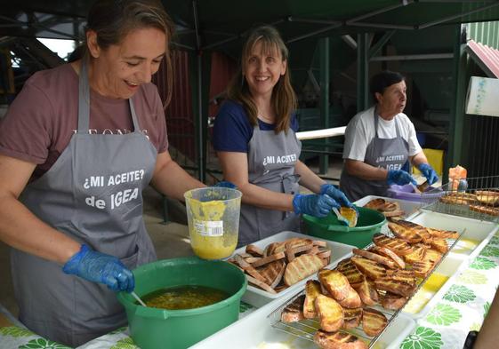 Reparto de tostadas por San Isidro, en Igea