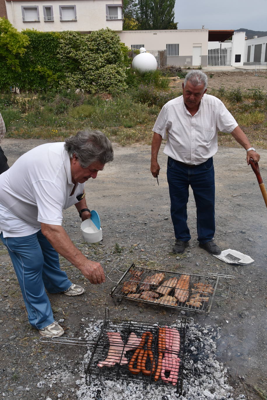 Reparto de tostadas por San Isidro, en Igea