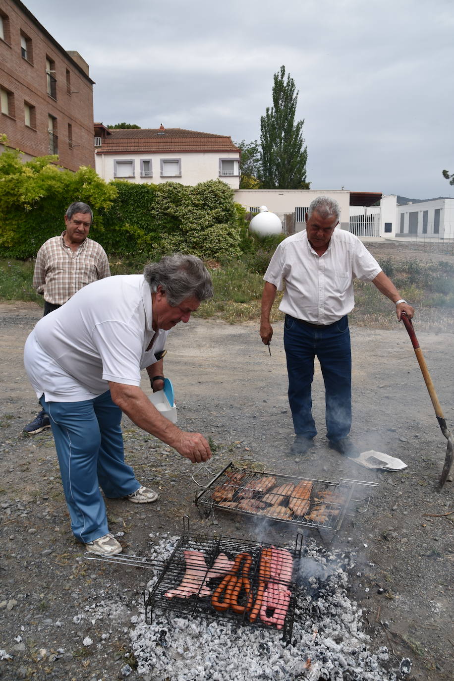Reparto de tostadas por San Isidro, en Igea
