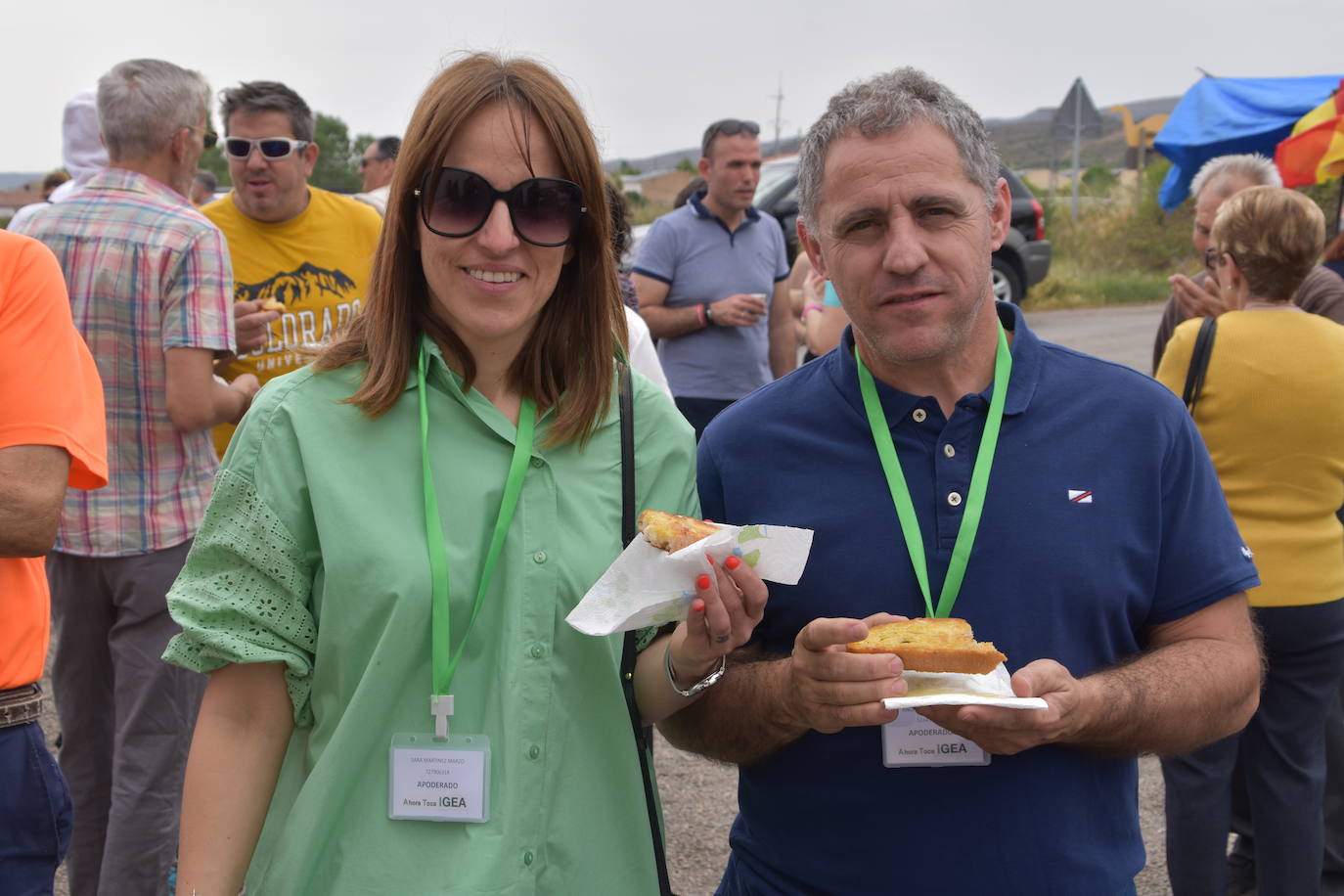 Reparto de tostadas por San Isidro, en Igea