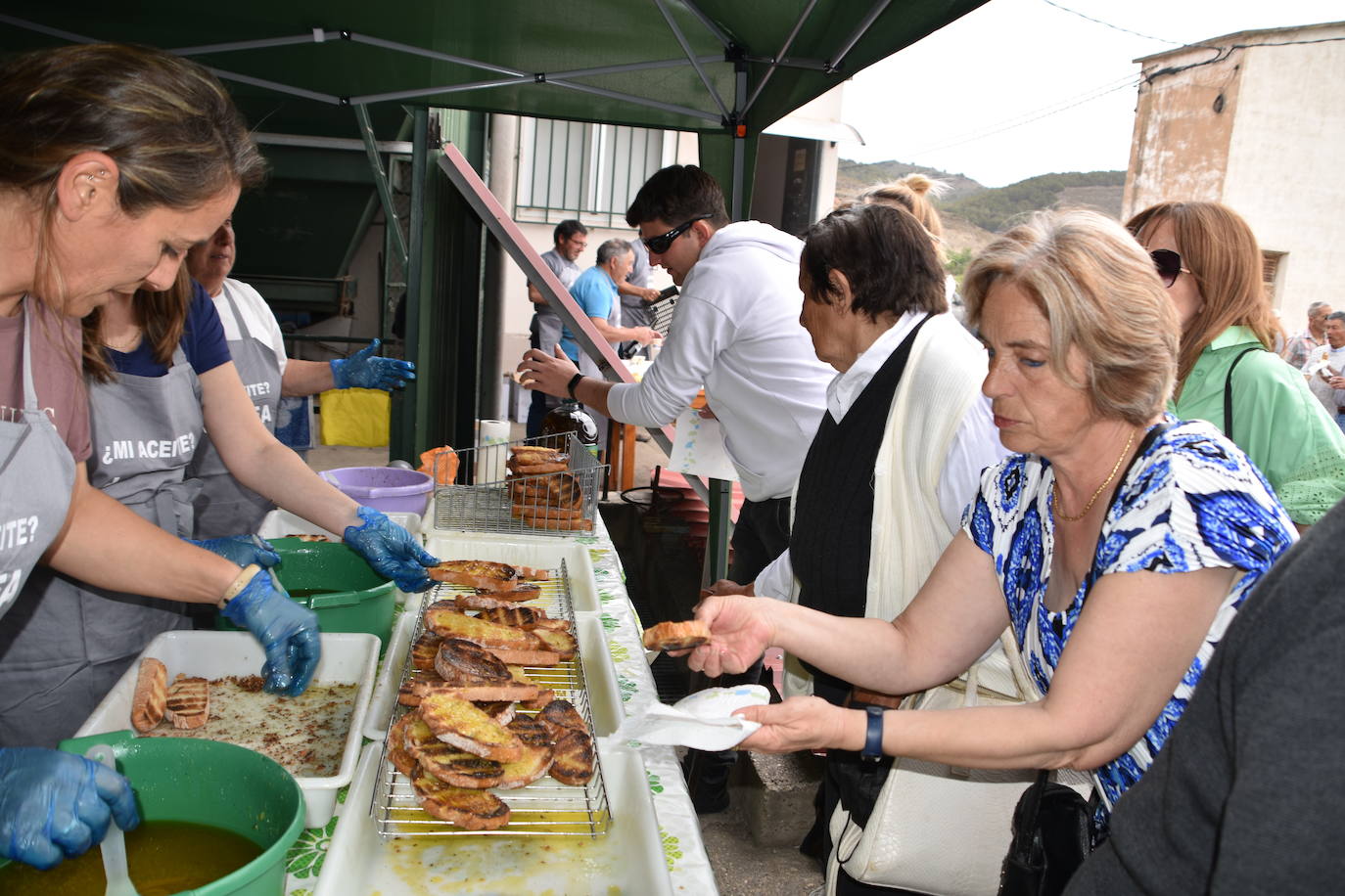 Reparto de tostadas por San Isidro, en Igea