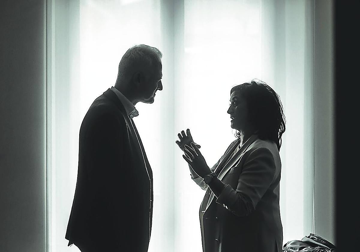 Concha Andreu charla con Pablo Hermoso de Mendoza durante un acto de la campaña electoral, un encuentro con agentes culturales celebrado en la Casa de los Periodistas.