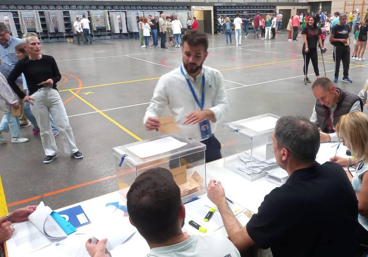 El candidato popular de Villamediana de Iregua, Rubén Gutiérrez, ayer ejerciendo su derecho al voto.