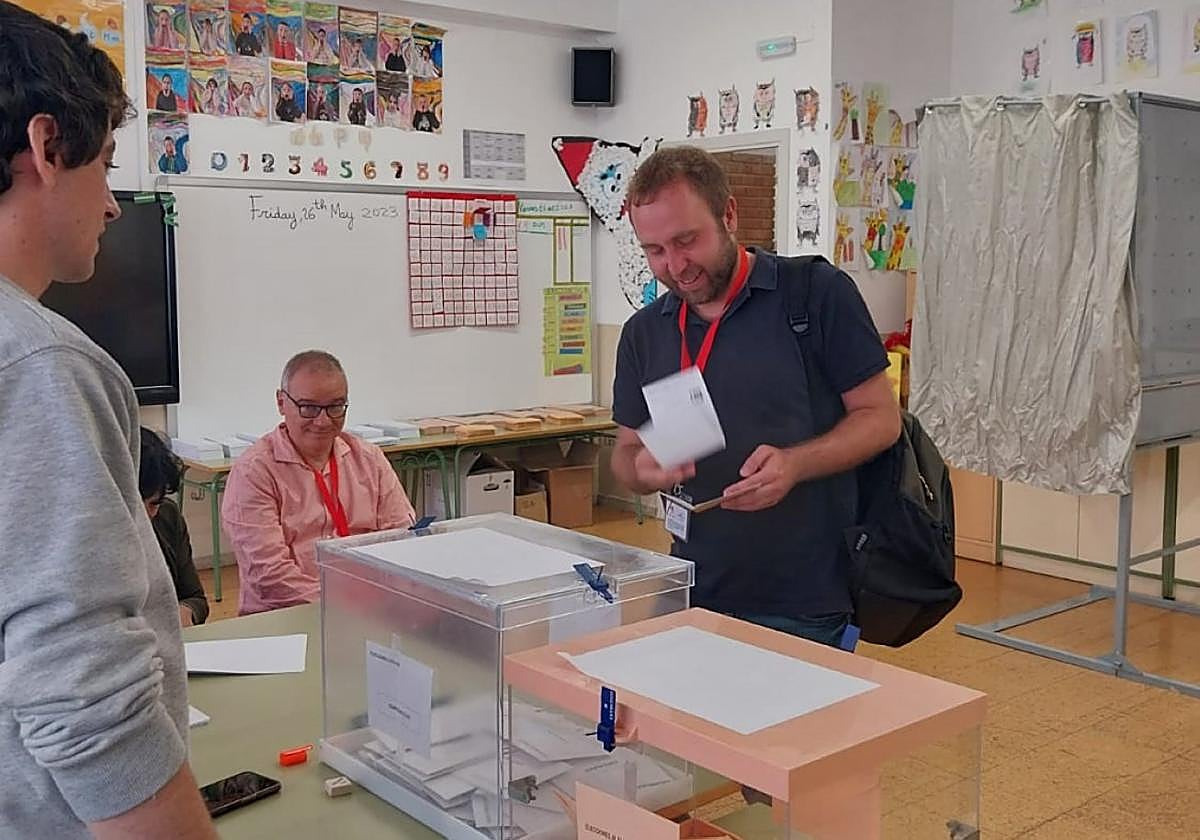 Diego Mendiola, votando en Santo Domingo de la Calzada.