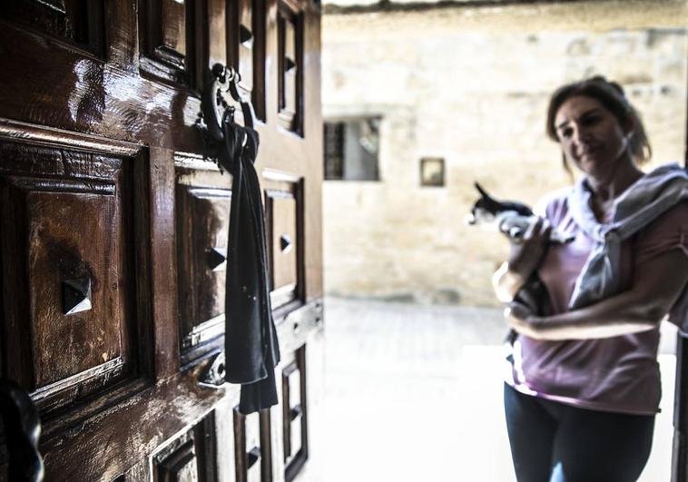 Yolanda Castillo, junto a un crespón negro en el umbral de su casa en Cuzcurrita