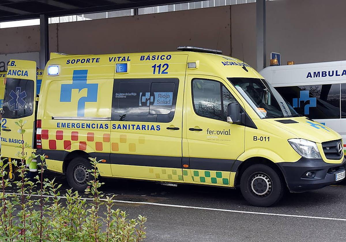 Una ambulancia frente a la entrada de Urgencias del Hospital San Pedro.