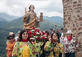Las mujeres volvieron a portar la imagen de la santa.