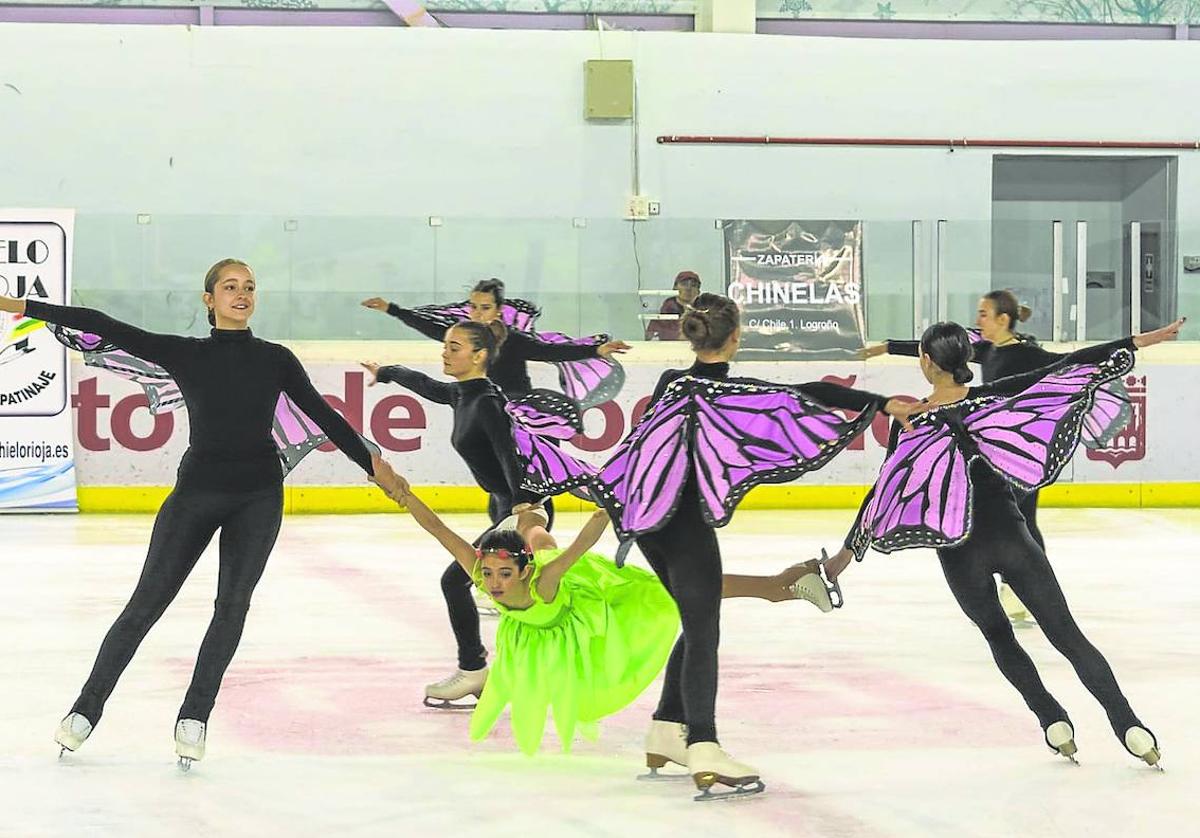 El grupo de ballet de Club Hielo Rioja representa su número en la pista de hielo de Lobete.