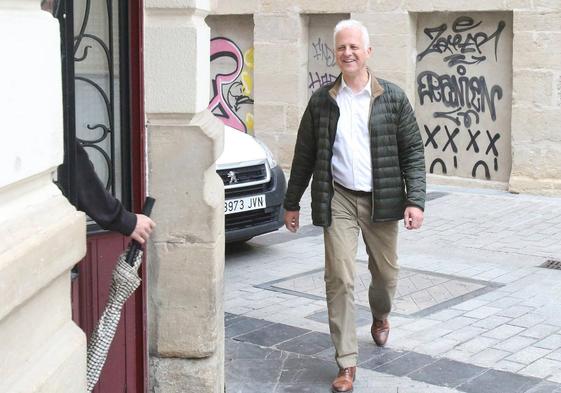 Entrada del alcalde a la reunión de la Ejecutiva del PSOE.