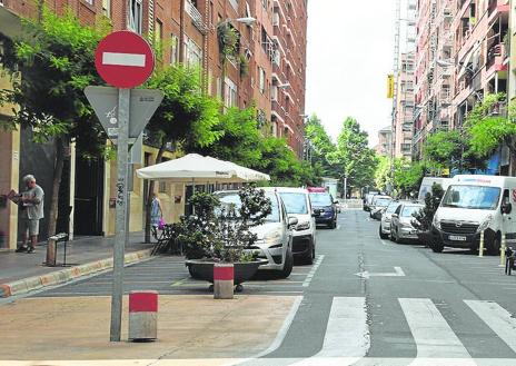 Imagen secundaria 1 - Fundición, en mayo de 2020, antes de que se actuara en ella, la calle ya reorganizada a base de pinturas de colores y su aspecto actual.