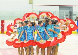 Otro equipo de patinadoras realiza su número en Logroño