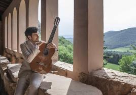 El guitarrista Pablo Sainz-Villegas, con su guitarra en Suso.