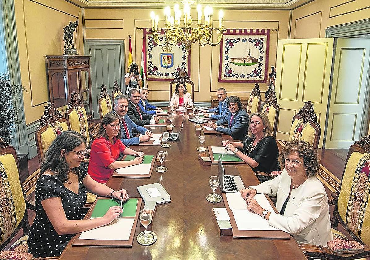 Andreu, Andreu, con sus nueve consejeros originales, de los que sólo acabaron tres la legislatura.