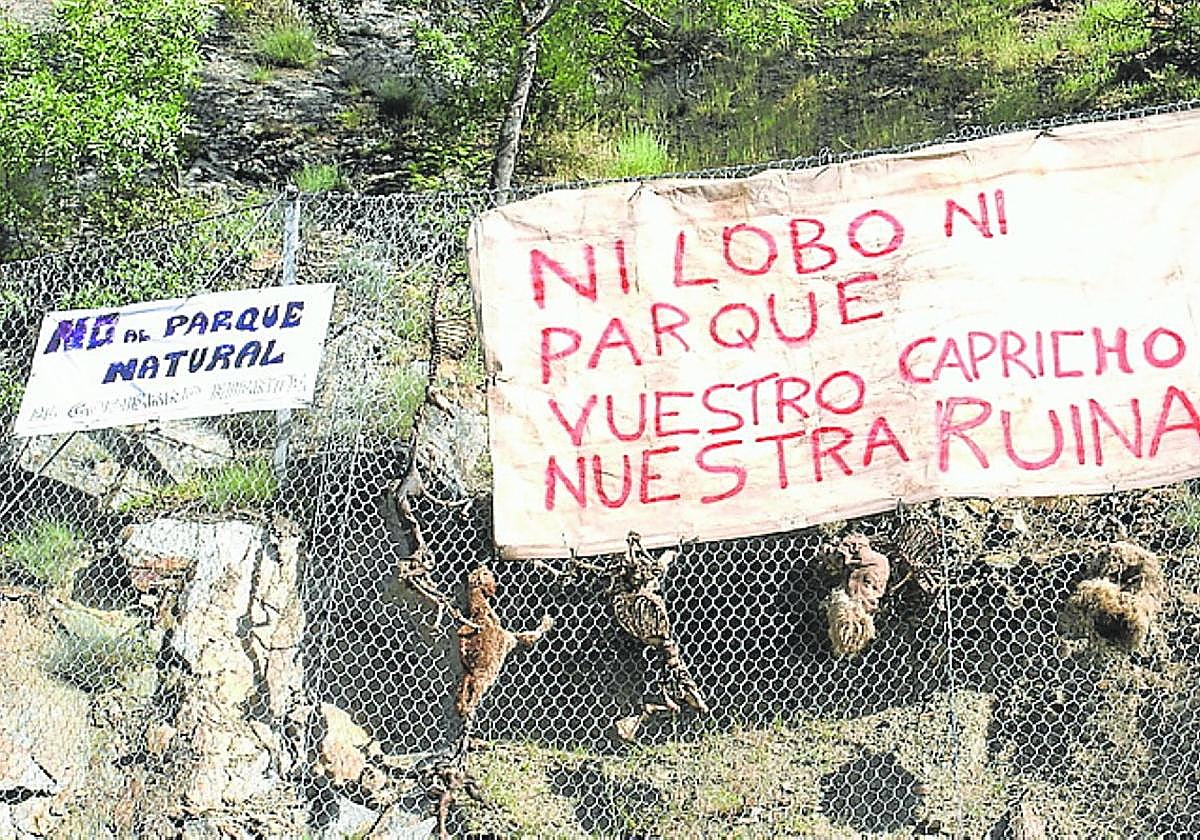 Pancartas aparecidas en la LR-113 hace un año contra el Gobierno.