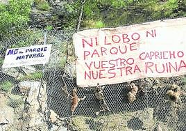 Pancartas aparecidas en la LR-113 hace un año contra el Gobierno.