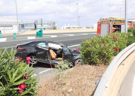 Imagen secundaria 1 - Dos muertos en un accidente entre un camión y dos turismos en la N-232, en Alfaro