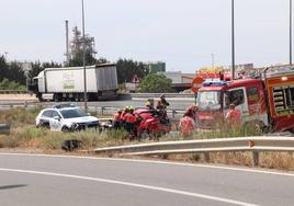 Bomberos trabajan en el rescate de los cuerpos.