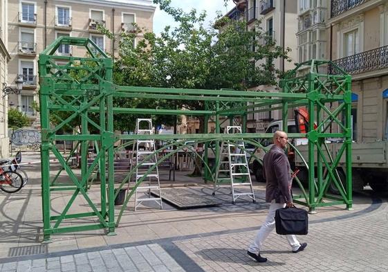 Las piezas del arco triunfal ya están a la entrada de la calle Portales.