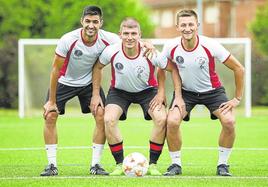 Efrén, Chuchi y Madalín posan juntos en uno de los últimos entrenamientos de La Calzada de cara a la final del 'play off' contra el Racing Club Villalbés..