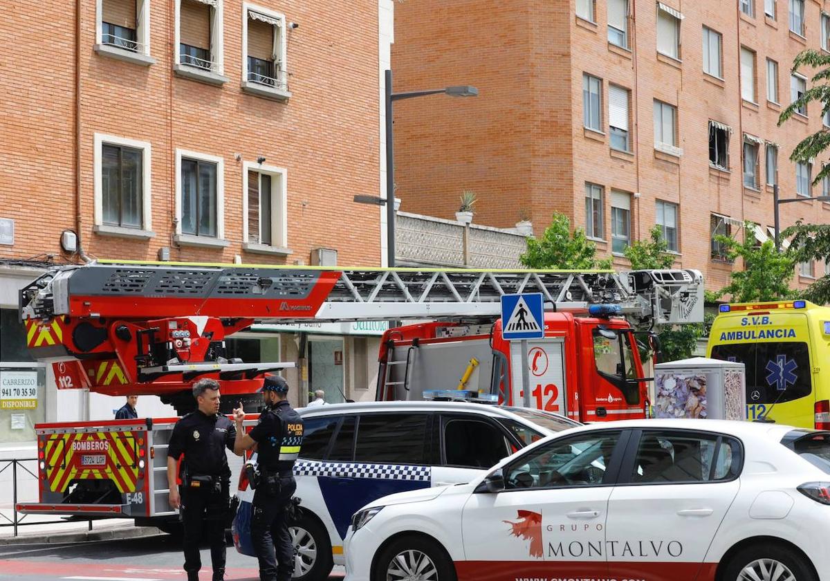 Bomberos y ambulancia en la calle Fausto D'Elhuyar, donde se ha producido la explosión.