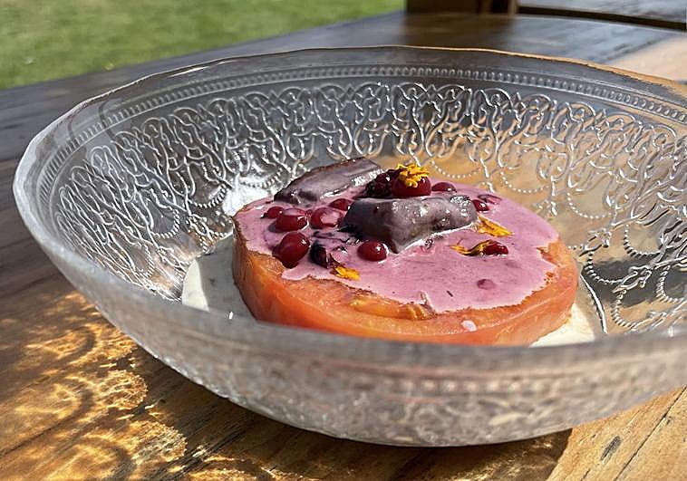 Tomata con salsa de foie y frutos rojos.