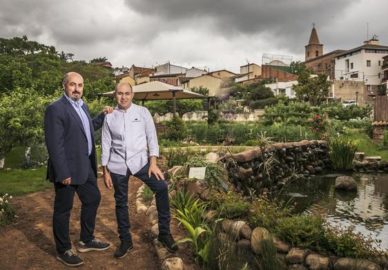 Los hermanos Echapresto junto a la alberca de la huerta donde mineralizan el agua de lluvia antes de usarla para regar.