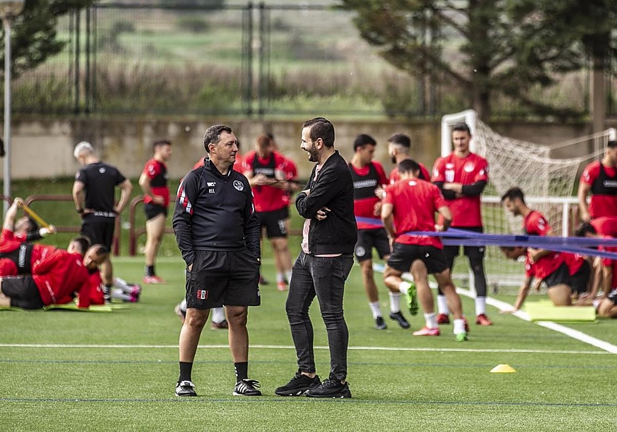 Miguel Chocarro charla con Raúl Llona en uno de los campos de hierba artificial de Pradoviejo.