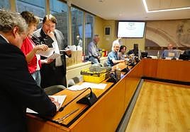 Los miembros de la mesa electoral constituida en el proceso de escrutinio del voto CERA.