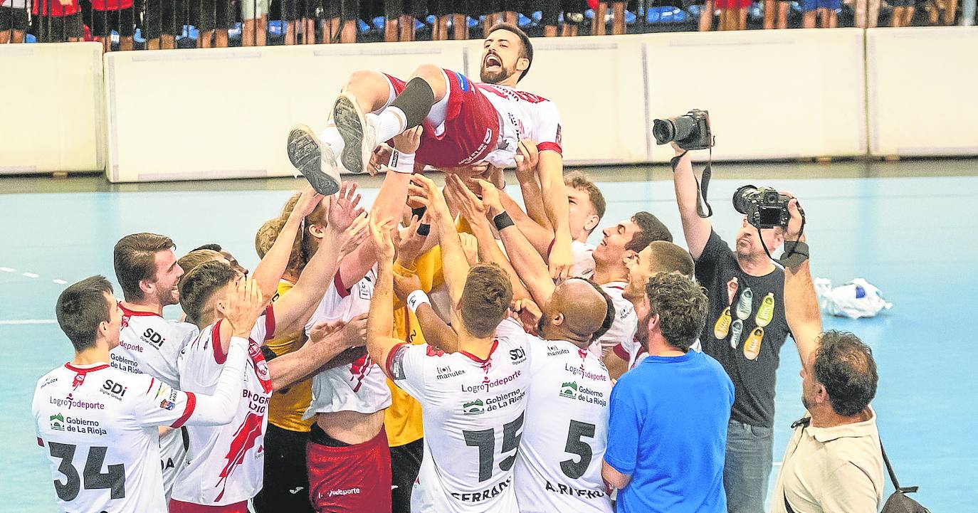 Agus Casado es manteado por sus compañeros después del último encuentro en el Palacio