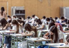 Decenas de estudiantes logroñeses realizan una de las pruebas de la EBAU en 2022.