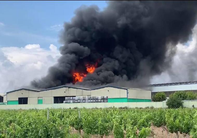 El humo tóxico que se propaga por el viento.