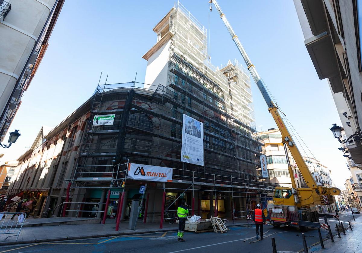 Obras en la fachada principal en abril: trabajos en la calle Sagasta en el momento de la solicitud del modificado.